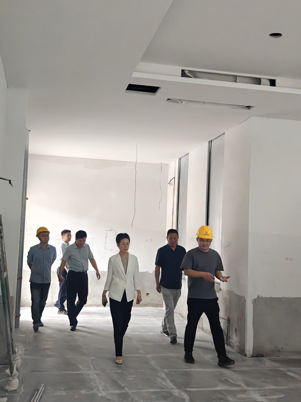 銅陵市政府副市長(zhǎng)楊文萍實(shí)地督導(dǎo)安工學(xué)院、荊工書(shū)堂項(xiàng)目建設(shè)情況